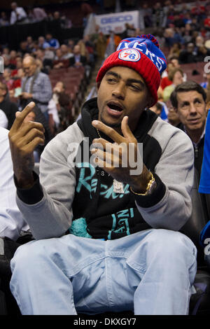 Philadelphia, Pennsylvania. Il 9 dicembre, 2013. Philadelphia Eagles wide receiver DeSean Jackson (10) si affaccia sulla corte dal lato durante il gioco NBA tra i Los Angeles Clippers e la Philadelphia 76ers presso la Wells Fargo Center di Philadelphia, Pennsylvania. La Clippers vincere 94-83. Christopher Szagola/Cal Sport Media/Alamy Live News Foto Stock