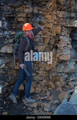 Geologo femmina esaminando Marcello shale, vicino a Marcello New York, fonte di gas naturale e oggetto di polemica fracking Foto Stock