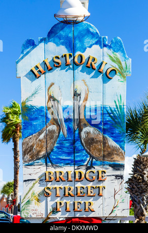 Segno per ponte storico Street Pier, Bradenton Beach, Anna Maria Island, Manatee County, costa del Golfo della Florida, Stati Uniti d'America Foto Stock