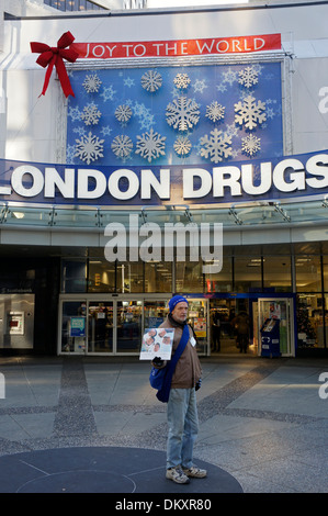 L'uomo vendere speranza in ombre calendari a tempo di Natale su Granville Street nel centro cittadino di Vancouver, BC, Canada Foto Stock