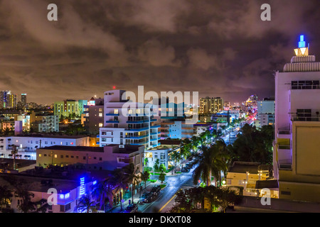 Ocean Drive di notte guardando a nord dal 1° Street, South Beach, Miami Beach, Florida, Stati Uniti d'America Foto Stock