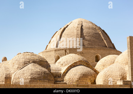 Tetto a cupola di Toqi Zargaron, noto anche come Toki Zargaron, gioiellerie mercato commerciale, Bukhara, Uzbekistan Foto Stock