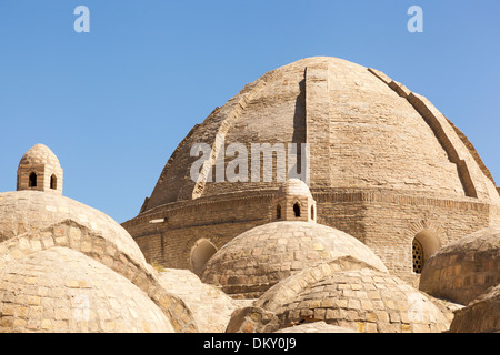 Tetto a cupola di Toqi Zargaron, noto anche come Toki Zargaron, gioiellerie mercato commerciale, Bukhara, Uzbekistan Foto Stock