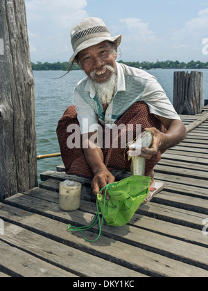 Fisherman mostrare tale cattura, U Bein Bridge, Amarapura, Mandalay Foto Stock