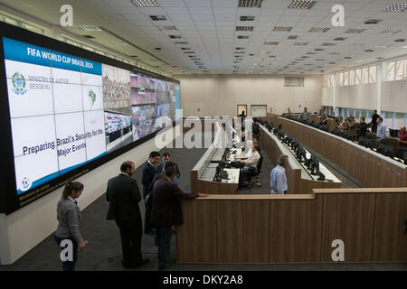 Brasilia, Brasile. Decimo Dec, 2013. I visitatori sono visti presso il segretariato straordinario di sicurezza per grandi eventi (SESGE) a Brasilia, capitale del Brasile, Dicembre 9, 2013. Al fine di coordinare la sicurezza pubblica e la difesa civile, il Ministero della giustizia e il Ministero della Difesa ha istituito il SESGE nel 2011. Sarà il centro di comando per la gestione della sicurezza durante la Coppa del Mondo FIFA e le olimpiadi. © Xu Zijian/Xinhua/Alamy Live News Foto Stock