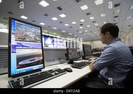 Brasilia, Brasile. Decimo Dec, 2013. Un membro del personale guarda il video sorveglianza presso il segretariato straordinario di sicurezza per grandi eventi (SESGE) a Brasilia, capitale del Brasile, Dicembre 9, 2013. Al fine di coordinare la sicurezza pubblica e la difesa civile, il Ministero della giustizia e il Ministero della Difesa ha istituito il SESGE nel 2011. Sarà il centro di comando per la gestione della sicurezza durante la Coppa del Mondo FIFA e le olimpiadi. © Xu Zijian/Xinhua/Alamy Live News Foto Stock