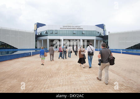 Brasilia, Brasile. Decimo Dec, 2013. I visitatori cammineranno straordinaria in Segreteria di sicurezza per grandi eventi (SESGE) a Brasilia, capitale del Brasile, Dicembre 9, 2013. Al fine di coordinare la sicurezza pubblica e la difesa civile, il Ministero della giustizia e il Ministero della Difesa ha istituito il SESGE nel 2011. Sarà il centro di comando per la gestione della sicurezza durante la Coppa del Mondo FIFA e le olimpiadi. © Xu Zijian/Xinhua/Alamy Live News Foto Stock