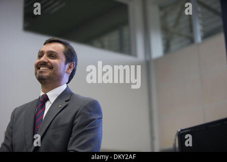 Brasilia, Brasile. Decimo Dec, 2013. Segretario del segretariato straordinario di sicurezza per grandi eventi (SESGE) Andrej Rodreigues mutandine per i media a SESGE a Brasilia, capitale del Brasile, Dicembre 9, 2013. Al fine di coordinare la sicurezza pubblica e la difesa civile, il Ministero della giustizia e il Ministero della Difesa ha istituito il SESGE nel 2011. Sarà il centro di comando per la gestione della sicurezza durante la Coppa del Mondo FIFA e le olimpiadi. © Xu Zijian/Xinhua/Alamy Live News Foto Stock