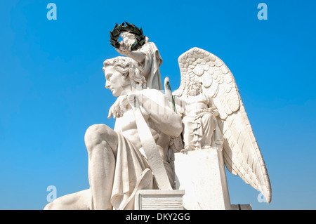 Statua sulla parte superiore della strada Augusta Arch, Baixa, Lisbona, Portogallo Foto Stock