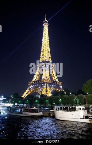 Parigi, Francia Il 30 aprile 2011: accesa la Torre Eiffel di notte il 30 aprile 2011 a Parigi, Francia Foto Stock