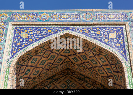 Mosaico posto sulla parte anteriore del Nadir Divan Begi Madrasah, noto anche come Nadir Divan Beghi Madrasah, Bukhara, Uzbekistan Foto Stock