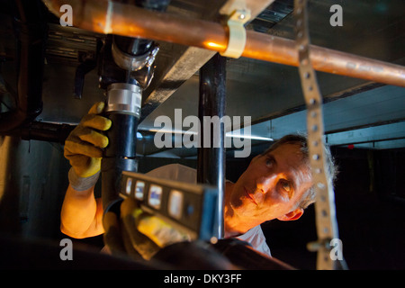 Installazione della valvola deviatrice per sistema grigie a new green home sito in costruzione. Los Angeles, California, Stati Uniti d'America Foto Stock