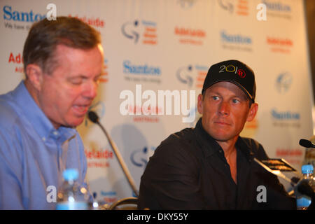 Jan 14, 2010 - Adelaide, Australia - LANCE ARMSTRONG e South Australian Premier Mike Rann in Australia per un 2010 Santos Tour Down Under conferenza multimediale. Lance Armstrong è tornato ad Adelaide, la città dove ha fatto la sua rimonta al ciclismo professionale nel gennaio dello scorso anno dopo il pensionamento nel 2005, per competere nel 2010 Santos Tour Down Under il debutto in gara per il suo nuovo cycl Foto Stock