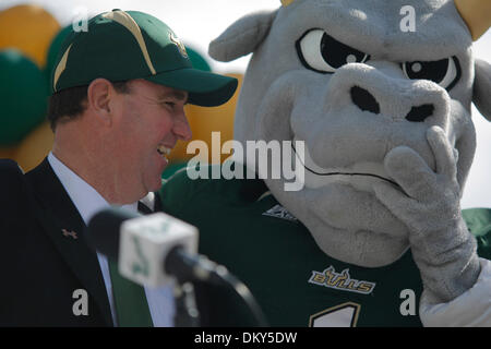 Gen 15, 2010 - Tampa, FL, Stati Uniti d'America - EDMUND D. FONTANA | Orari .TP 317359 te USF 4.(01/15/2010 Tampa) Skip Holtz è chiamato il nuovo allenatore di calcio presso l'università della Florida del Sud durante una conferenza stampa tenutasi il 15 gennaio 2009 a Tampa. [EDMUND D. FONTANA, volte] (credito Immagine: © San Pietroburgo volte/ZUMApress.com) Foto Stock