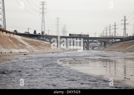 Los Angeles Metro Linea Oro attraversando il fiume di Los Angeles, il centro cittadino di Los Angeles, California, Stati Uniti d'America Foto Stock