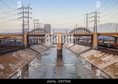 Sesta Strada Ponte sopra il fiume di Los Angeles, il centro cittadino di Los Angeles, California, Stati Uniti d'America Foto Stock