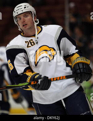 Jan 19, 2010 - Anaheim, California, Stati Uniti d'America - Buffalo Sabres ala sinistra Thomas Vaní?ek dell'Austria è raffigurato durante un NHL Hockey gioco contro gli Anaheim Ducks all'Honda Center. (Credito Immagine: © Mark Samala/ZUMA Press) Foto Stock