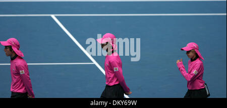 Jan 21, 2010 - Melbourne, Victoria, Australia - Ball boys durante il Venus Williams (USA) vs Sybille BAMMER (AUT) corrispondano durante i due round di gioco a livello del Australian Open di tennis. (Credito Immagine: © MM Immagini/ZUMA Press) Foto Stock