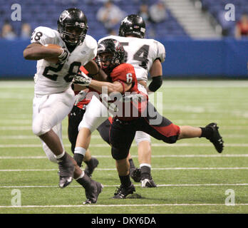 Novembre 21, 2009 - San Antonio, Texas, Stati Uniti - Cibolo Steele running back Malcolm Brown corre mentre Lago Travis defensive back Ian Lazzaro cerca di fermare lui durante la classe 4a Divisione I campionato di area di gioco. (Credito Immagine: © Alicia Wagner Calzada/San Antonio Express-News/ZUMApress.com) Foto Stock