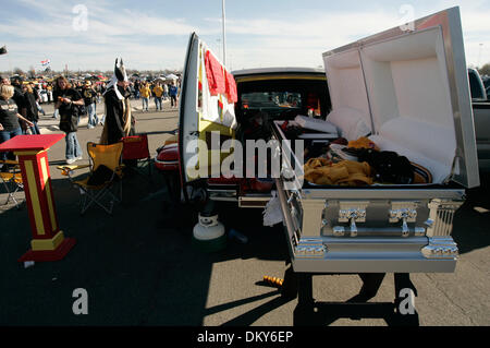 Nov. 28, 2009 - Kansas City, Missouri, Stati Uniti - Vestito di vesti papale fuori dallo Stadio Arrowhead, BOB DANLEY delle molle blu, Missouri imposta tailgating forniture che egli succede per memorizzare in un autentico scrigno che rotola fuori di un funebre che è dipinto in Kansas City Chiefs colori della squadra. Danley, che ha un pulpito dipinto in rosso e giallo, utilizza anche la comunione piastre per servire Foto Stock