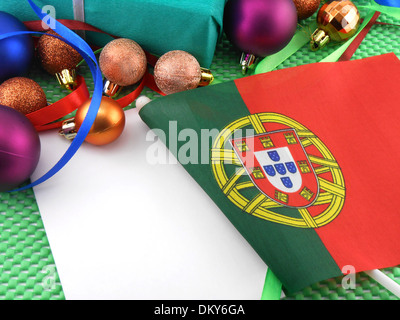 Bandiera del Portogallo con decorazione di Natale e Anno Nuovo card Foto Stock