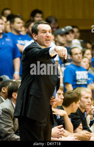 Dic. 15, 2009 - Durham, North Carolina, Stati Uniti - 15 dicembre 2009: il duca capo allenatore Mike Krzyzewski..Duca batte Gardner -Webb 113-68.Mandatory Credit: Mark Abbott / Southcreek globale di credito (Immagine: © Mark Abbott/Southcreek globale/ZUMApress.com) Foto Stock