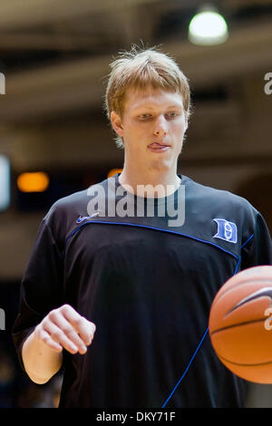 Dic. 15, 2009 - Durham, North Carolina, Stati Uniti - 15 dicembre 2009: il duca junior in avanti #12 Kyle singolarizzazione..Duca batte Gardner -Webb 113-68.Mandatory Credit: Mark Abbott / Southcreek globale di credito (Immagine: © Mark Abbott/Southcreek globale/ZUMApress.com) Foto Stock