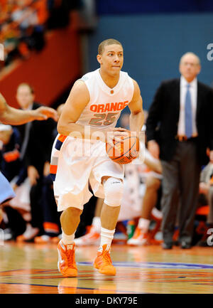 23 gennaio 2010: Siracusa guard Brandon triche (25) prendete la sfera verso il basso corte durante la riproduzione di Marquette. Siracusa sconfitto Marquette 76-71 in una grande conferenza est corrispondono al Carrier Dome di Siracusa, NY.(Immagine di credito: © Alan Schwartz/Cal Sport Media/ZUMApress.com) Foto Stock