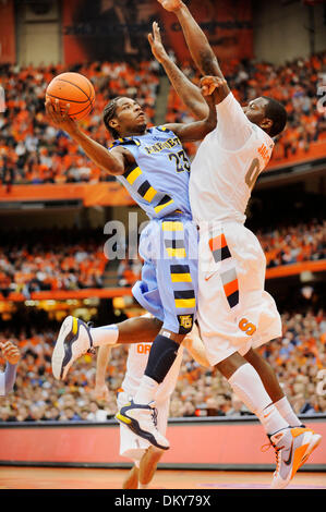 23 gennaio 2010: Marquette guard Dwight Buycks (23) viene bloccato da Siracusa avanti Rick Jackson (00). Siracusa sconfitto Marquette 76-71 in una grande conferenza est corrispondono al Carrier Dome di Siracusa, NY.(Immagine di credito: © Alan Schwartz/Cal Sport Media/ZUMApress.com) Foto Stock