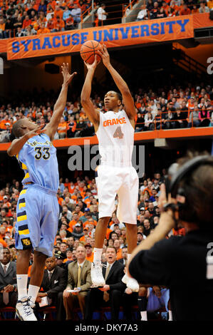 23 gennaio 2010: Siracusa avanti Wesley Johnson (4) prendere un colpo mentre Marquette guard Jimmy Butler (33) difende. Siracusa sconfitto Marquette 76-71 in una grande conferenza est corrispondono al Carrier Dome di Siracusa, NY.(Immagine di credito: © Alan Schwartz/Cal Sport Media/ZUMApress.com) Foto Stock