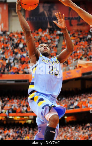 23 gennaio 2010: Marquette guard Dwight Buycks (23) passa per due durante la riproduzione di Siracusa. Siracusa sconfitto Marquette 76-71 in una grande conferenza est corrispondono al Carrier Dome di Siracusa, NY.(Immagine di credito: © Alan Schwartz/Cal Sport Media/ZUMApress.com) Foto Stock