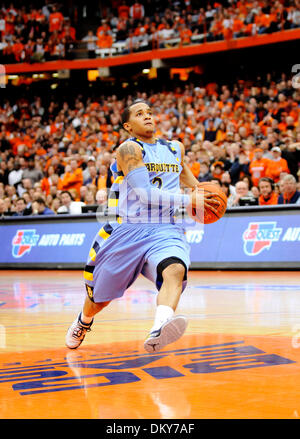 23 gennaio 2010: Marquette guard Maurice Acker (2) trascina verso il cestello durante la riproduzione di Siracusa. Siracusa sconfitto Marquette 76-71 in una grande conferenza est corrispondono al Carrier Dome di Siracusa, NY.(Immagine di credito: © Alan Schwartz/Cal Sport Media/ZUMApress.com) Foto Stock