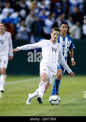 Jan 23, 2010 - Carson, California, Stati Uniti d'America - centrocampista statunitense ROBBIE ROGERS (14) passa la palla a un compagno di squadra. L Honduras è andato a vincere 3-1. Gli Stati Uniti Nazionale maschile rispetto a Honduras (credito Immagine: ZUMApress.com) Foto Stock