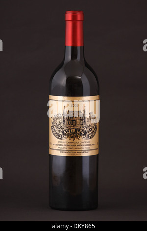 Una bottiglia di francese il vino rosso, Alter Ego, Margaux Bordeaux dell'anno 2005 Foto Stock