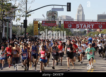 Feb 28, 2010 - Los Angeles, California, Stati Uniti d'America - Migliaia di partecipanti iniziano la gara durante la trentaduesima petardo annuale eseguito su Febbraio 28, 2010 a Los Angeles Chinatown. (Credito Immagine: © Ringo Chiu/ZUMA Press) Foto Stock