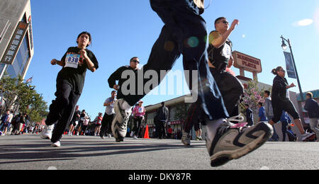 Feb 28, 2010 - Los Angeles, California, Stati Uniti d'America - i Partecipanti gara durante la trentaduesima petardo annuale eseguito su Febbraio 28, 2010 a Los Angeles Chinatown. (Credito Immagine: © Ringo Chiu/ZUMA Press) Foto Stock