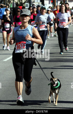 Feb 28, 2010 - Los Angeles, California, Stati Uniti d'America - Partecipante LARISA HAMADA di Culver City corre con il suo cane Mako durante la trentaduesima petardo annuale eseguito su Febbraio 28, 2010 a Los Angeles Chinatown. (Credito Immagine: © Ringo Chiu/ZUMA Press) Foto Stock