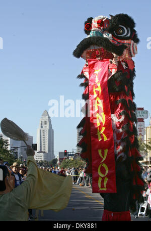 Feb 28, 2010 - Los Angeles, California, Stati Uniti d'America - Lion ballerina esegue durante le cerimonie di apertura della trentaduesima petardo annuale eseguito su Febbraio 28, 2010 a Los Angeles Chinatown. (Credito Immagine: © Ringo Chiu/ZUMA Press) Foto Stock