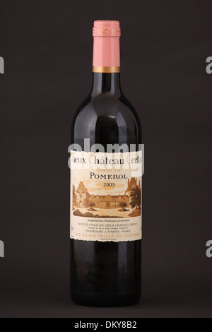Una bottiglia di francese il vino rosso, Grand Vin Vieux Chateau certo, VCC, Pomerol dell'anno 2003 Foto Stock