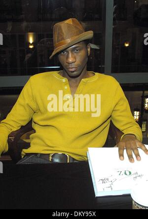 Il 1 gennaio, 1980 - Los Angeles, California, Stati Uniti d'America - K29415TR.libro firma - CAST DI HBO SHOW - OZ.BARNES & NOBLE - THE GROVE, Los Angeles, CA.03/06/2003. TOM RODRIGUEZ / 2003.LEON(Immagine di credito: © Globo foto/ZUMAPRESS.com) Foto Stock