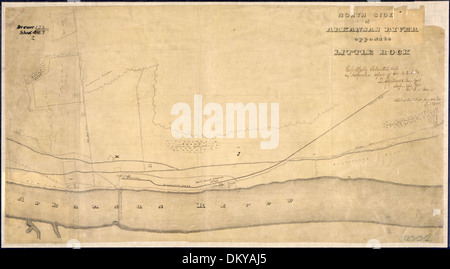 Il lato nord del fiume Arkansas, direttamente di fronte a Little Rock, Arkansas, offre vedute della riva del fiume e dell'area circostante, sottolineando il paesaggio naturale e le dinamiche dei corsi d'acqua. Foto Stock