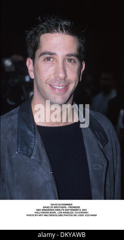 Il 30 agosto 2001 - Los Angeles, California, Stati Uniti d'America - David Schwimmer.banda di fratelli - PREMIERE.HBO miniserie debutta il 9 settembre, 2001.Hollywood Bowl, Los Angeles, CA 8/29/2001. Arte WALTERS/ 2001 K22744AW(Immagine di credito: © Globo foto/ZUMAPRESS.com) Foto Stock