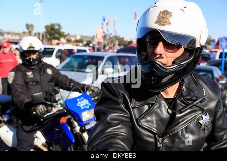 San Francisco, California, Stati Uniti d'America. L'8 dicembre, 2013. Officer PETE RICHARDON era parte di diverse squadre di moto ufficiali al Candlestick Park di San Francisco, California. Il Dipartimento di Polizia di San Francisco era a portata di mano con altri agenti per il San Francisco 49er's vs Seattle Seahawks del gioco del calcio in risposta alle preoccupazioni circa la crescente violenza della ventola. Credito: Pietro Thoshinsky/ZUMA filo/ZUMAPRESS.com/Alamy Live News Foto Stock