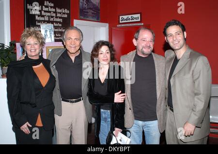 Mar 26, 2002 - Hollywood, CALIFORNIA, STATI UNITI D'AMERICA - K28933TR.PLAY - REUNION IN PRAGUE.Lee Strasberg Creative Centre, Hollywood, CA.02/14/2003. TOM RODRIGUEZ / 2003.CHRISTINE ANDERSON GROH CON IL MARITO DAVID GROH, EILEN KAGAN con mio marito LOU ANTONIO, David Lee Strasberg con moglie LINDSEY(Immagine di credito: © Globo foto/ZUMAPRESS.com) Foto Stock