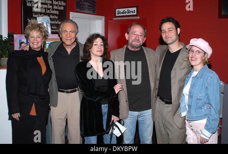 Mar 26, 2002 - Hollywood, CALIFORNIA, STATI UNITI D'AMERICA - K28933TR.PLAY - REUNION IN PRAGUE.Lee Strasberg Creative Centre, Hollywood, CA.02/14/2003. TOM RODRIGUEZ / 2003.CHRISTINE ANDERSON GROH CON IL MARITO DAVID GROH, EILEN KAGAN con mio marito LOU ANTONIO, David Lee Strasberg con moglie LINDSEY Lee Strasberg(Immagine di credito: © Globo foto/ZUMAPRESS.com) Foto Stock