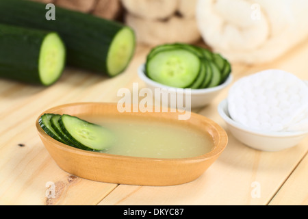 Prodotti naturali fatti in casa di cetriolo toner facciale che idrati, ammorbidisce, lenisce e deterge la pelle Foto Stock