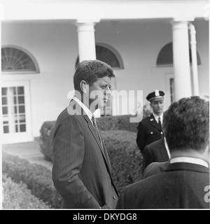 Questa fotografia cattura il presidente John F. Kennedy che saluta gli archivisti latinoamericani nel Rose Garden della Casa Bianca. Riflette gli sforzi diplomatici tra gli Stati Uniti e i paesi latino-americani durante la presidenza di Kennedy. Foto Stock
