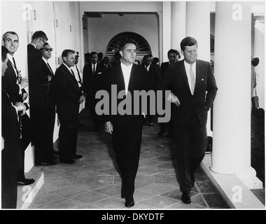 Il presidente Kennedy saluta Volontarii del Corpo della pace in Ghana e Tanganica. Presidente Kennedy, direttore del Corpo di pace... 194174 Foto Stock