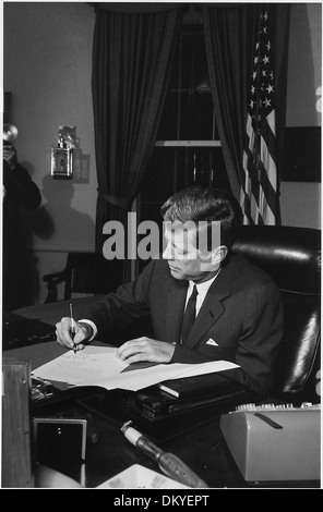 Annuncio firma, Cuba la quarantena. Presidente Kennedy. Casa Bianca, Ufficio Ovale. 194243 Foto Stock