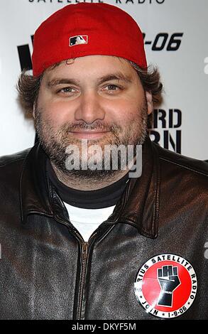 7 maggio 2002 - New York NEW YORK - Howard Stern CELEBRA IL SUO ULTIMO GIORNO SULLA RADIO REGOLARI PRIMA DI PASSARE A SIRIUS SATELLITE RADIO ALL'HARD ROCK CAFE IL 16 DICEMBRE 2005. ANDREA RENAULT.K46266AR.ARTIE LANGE(Immagine di credito: © Globo foto/ZUMAPRESS.com) Foto Stock